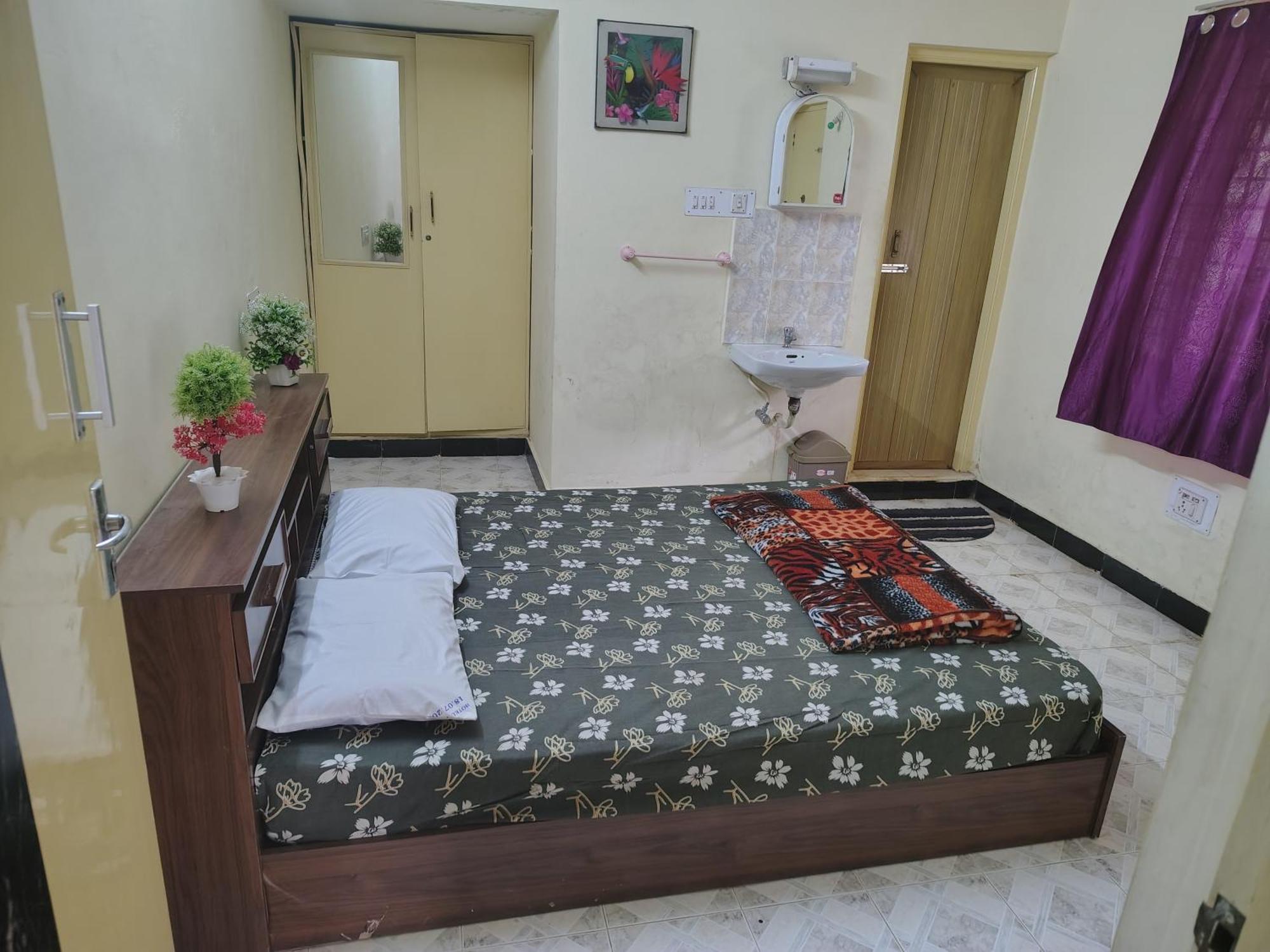 Rr Homes Homestay *